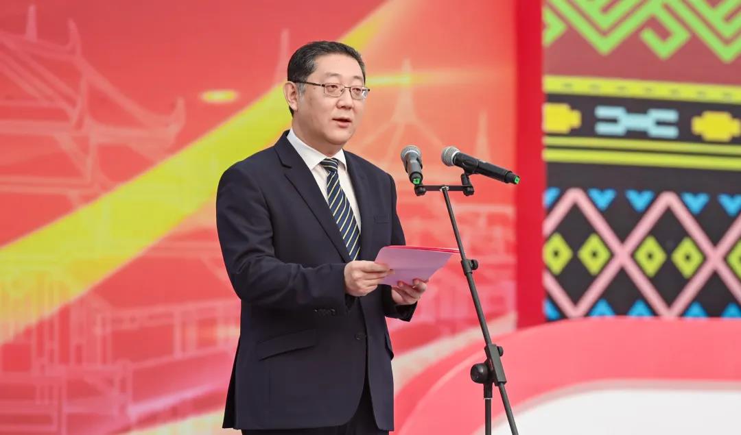 中共柳州市委副書記、柳州市人民政府市長張壯致辭。.jpg